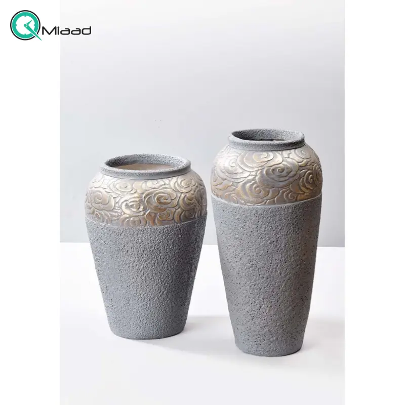 گلدان منبتی در دو سایز GO27198، گلدان تزیینی و دکوری با طراحی ساده و زیبا، رنگ طوسی طلایی با طرح زیبا منبت کاری شده طلایی رنگ گلدان