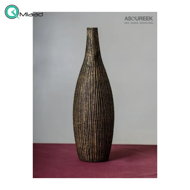 گلدان مدل سنگی کد GO27243، گلدان تزیینی و دکوری با طراحی ساده و زیبا و همینطور خلاقانه، طرح سنگی، رنگ مشکی طلایی گلدان