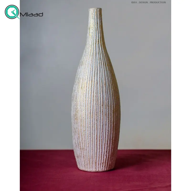 گلدان مدل سنگی کد GO27247، گلدان تزیینی و دکوری با طراحی ساده و زیبا و همینطور خلاقانه، طرح سنگی، رنگ سفید طلایی گلدان