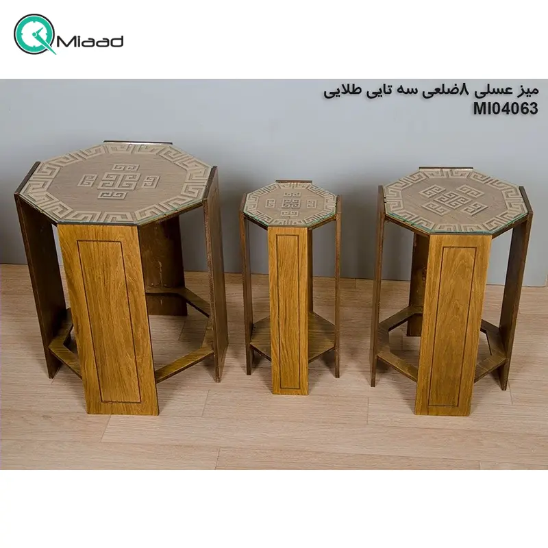 میز عسلی چوبی مدل M104063، میز عسلی چوبی 8 ضلعی سه تایی، میز عسلی مدل با طراحی کلاسیک، رنگ طلایی میز عسلی
