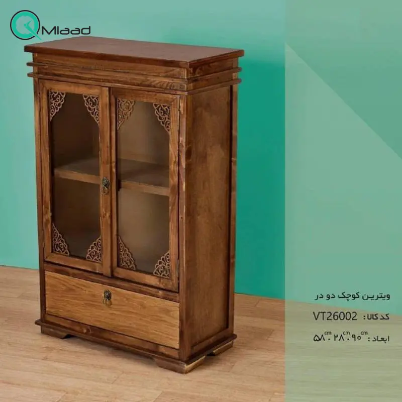 ویترین کوچک دو درب مدل VT26002، ویترین چوبی کلاسیک برای نگهداری اقلام مختلف و وسایل مورد نیاز و تزیینی کتابخانه