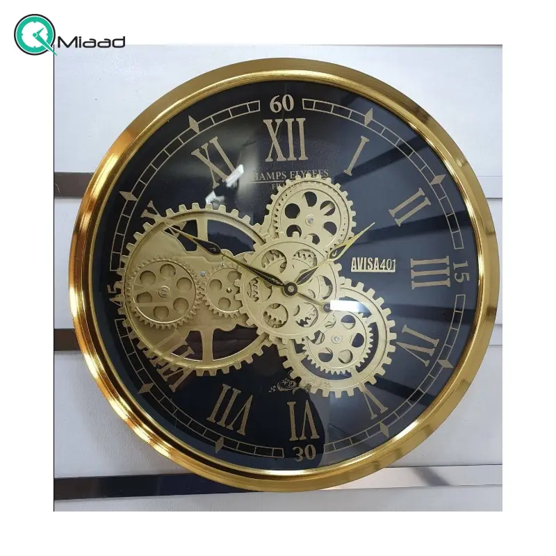 ساعت دیواری اویسا مدل 401، ساعت دیواری ساخته شده با بدنه فلزی، دارای چرخ دنده متحرک روی صفحه ساعت، اعداد رومی، رنگ طلایی با آبکاری فورتیک، سایز 45 ساعت دیواری