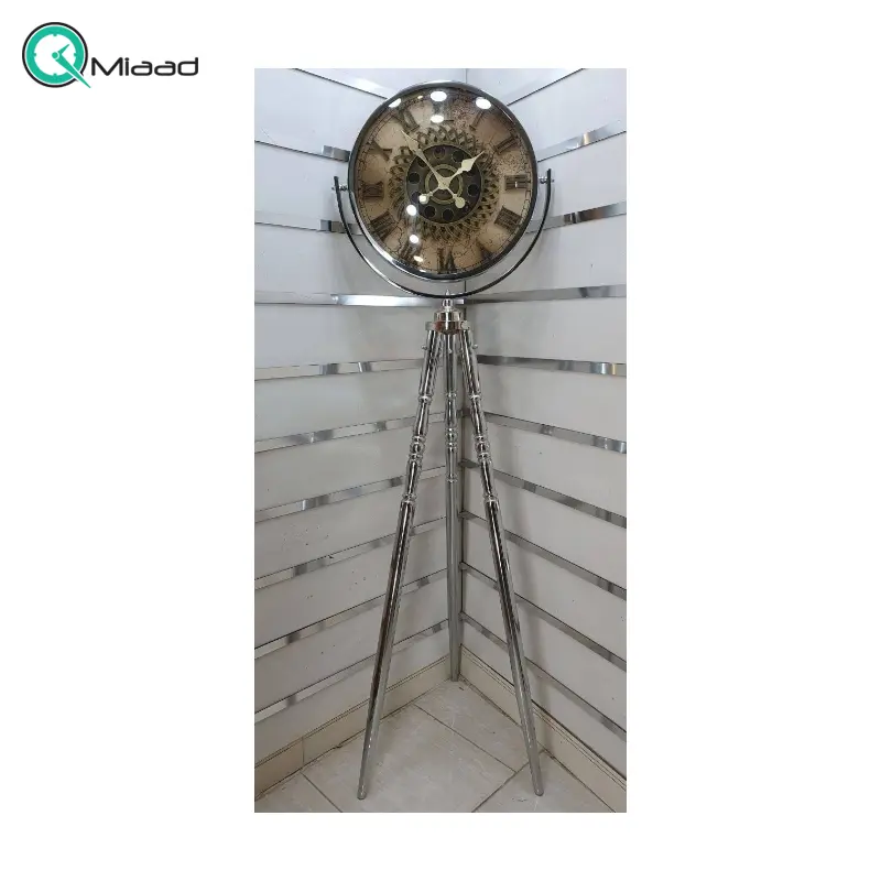 ساعت ایستاده اویسا مدل 408، ساعت ایستاده با سه پایه مخصوص، ارتفاع 175 سانتی متر،دارای اعداد برجسته آبکاری شده رومی، متریال فلز، موتور آرامگرد تایوانی و دارای چرخ دنده های فعال، رنگ نقره ای ساعت ایستاده