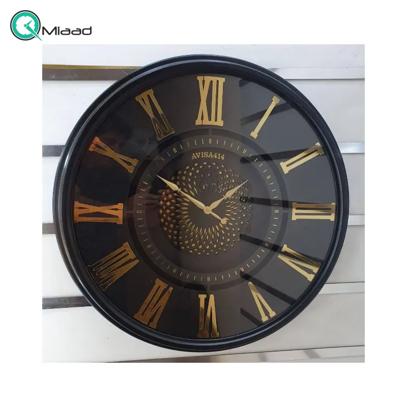 ساعت دیواری اویسا مدل 414، ساعت دیواری ساخته شده با بدنه پلاستیک، دارای چرخ دنده متحرک روی صفحه ساعت، اعداد رومی، سایز 60، رنگ مشکی ساعت دیواری
