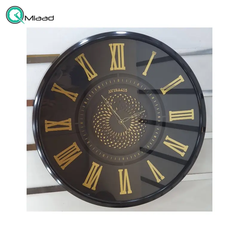 ساعت دیواری اویسا مدل 415، ساعت دیواری ساخته شده با بدنه پلاستیک، دارای چرخ دنده متحرک روی صفحه ساعت، اعداد رومی، سایز 70، رنگ مشکی طلایی ساعت دیواری