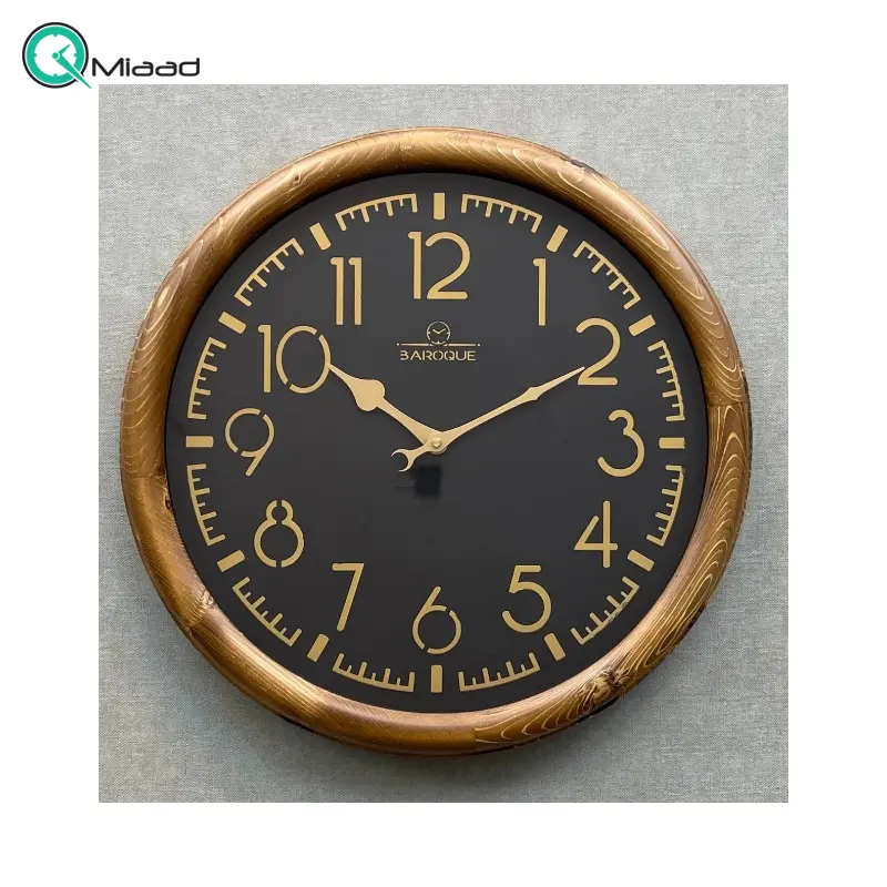 ساعت دیواری باروک مدل 501b، ساعت دیواری مدرن با متریال چوب طبیعی، جزییات مدرن و ساده، موتور ساخت تایوان، قهوه ای صفحه مشکی با اعداد لاتین طلایی، سایز 50 ساعت