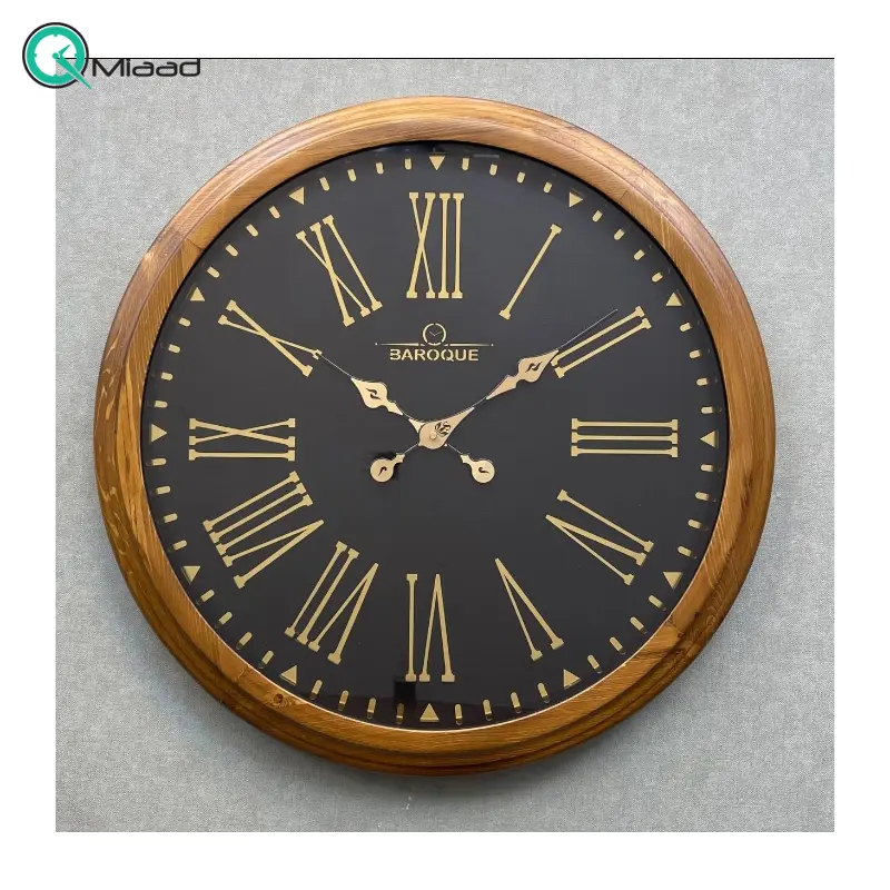 ساعت دیواری باروک مدل 6565B، ساعت دیواری با بدنه چوب طبیعی نراد روسی، موتور آرامگرد، اعداد رومی و صفحه مشکی رنگ ساعت، سایز 65 ساعت دیواری