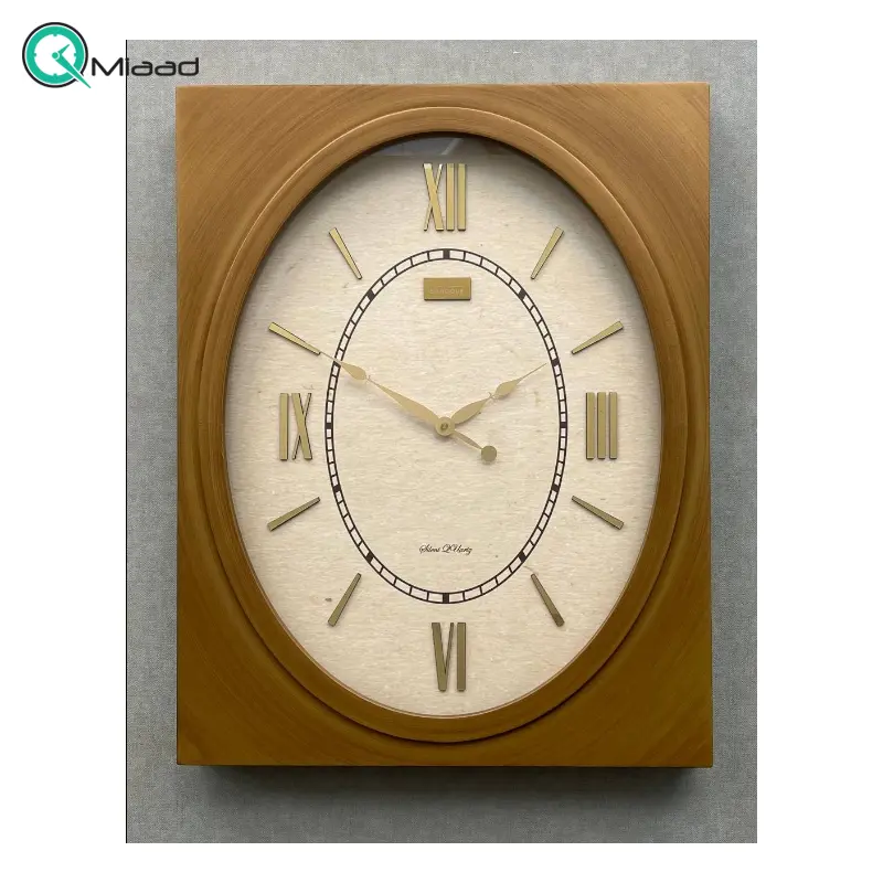 ساعت دیواری باروک مدل 670، ساعت دیواری چهارگوش با متریال چوب بدنه، موتور آرامگرد، دارای اعداد رومی برجسته، سایز 70x55، رنگ قهوه ای روشن ساعت دیواری