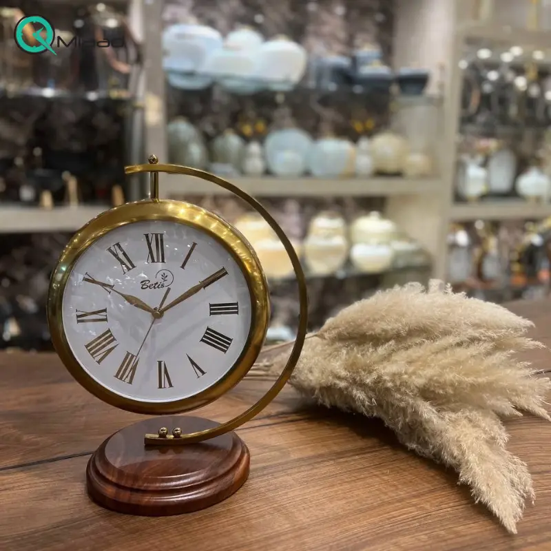 ساعت رومیزی بتیس مدل 3045، ساعت رومیزی فلزی لوکس، با تنوع رنگ بندی و رنگ آبکاری مات، اعداد رومی در صفحه ساعت، ترکیب رنگ طلایی ساعت رومیزی