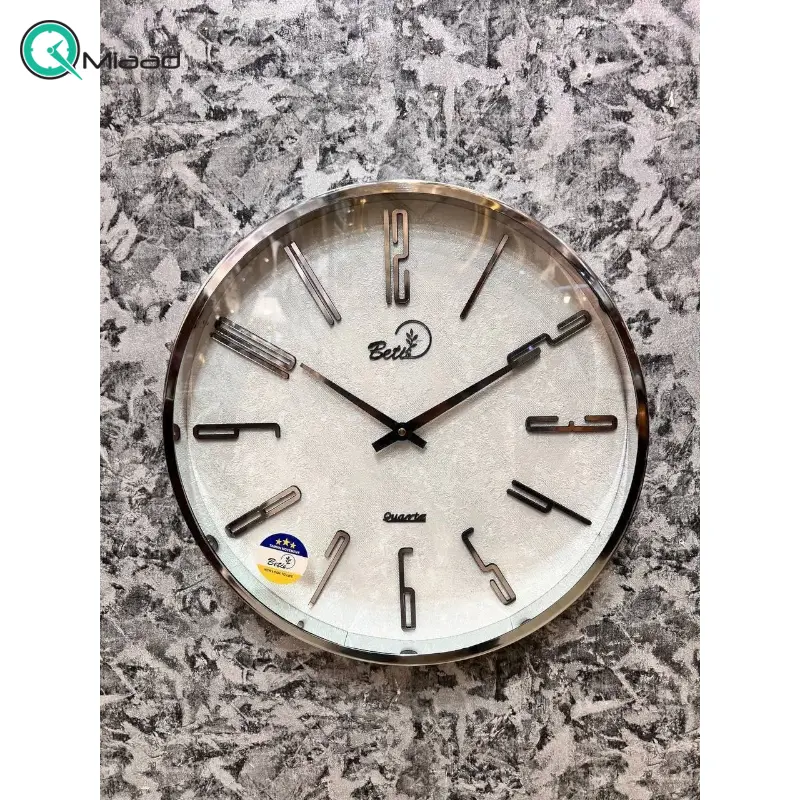 ساعت دیواری بتیس مدل 4520، ساعت دیواری بسیار مدرن با متریال فلز، رنگ آبکاری شده، موتور تایوانی با جزییات ظریف روی صفحه، اعداد لاتین، سایز 45، رنگ سیلور صفحه سفید ساعت دیواری