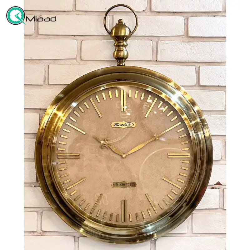 ساعت دیواری بتیس مدل 5030، ساعت دیواری بسیار مدرن با متریال فلز، رنگ آبکاری شده برنزی با صفحه طلایی، موتور تایوانی و جزییات ظریف روی صفحه ساعت دیواری