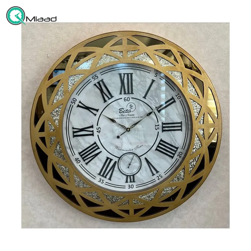 ساعت دیواری بتیس مدل 6708، ساعت دیواری با متریال چوب و فلز، طراحی آینه ای، دارای موتور آرامگرد، دارای دو مدل عدد یونانی و رومی، رنگ طلایی ساعت دیواری