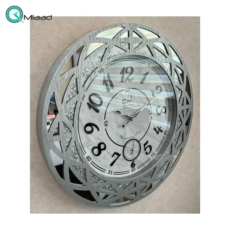 ساعت دیواری بتیس مدل 6708، ساعت دیواری با متریال چوب و فلز، طراحی آینه ای، دارای موتور آرامگرد، عدد لاتین، رنگ نقره ای ساعت دیواری