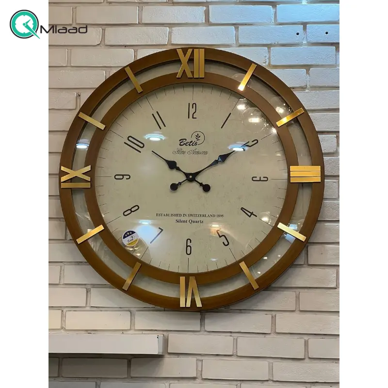 ساعت دیواری بتیس مدل 6713، ساعت دیواری در سایز بندی مختلف، متریال چوب و فلز، موتور تایوانی با صفحه زیبا و خوانا، اعداد رومی برجسته روی بدنه ساعت و اعداد لاتین روی صفحه ساعت، سایز 68، قهوه ای سفید ساعت دیواری