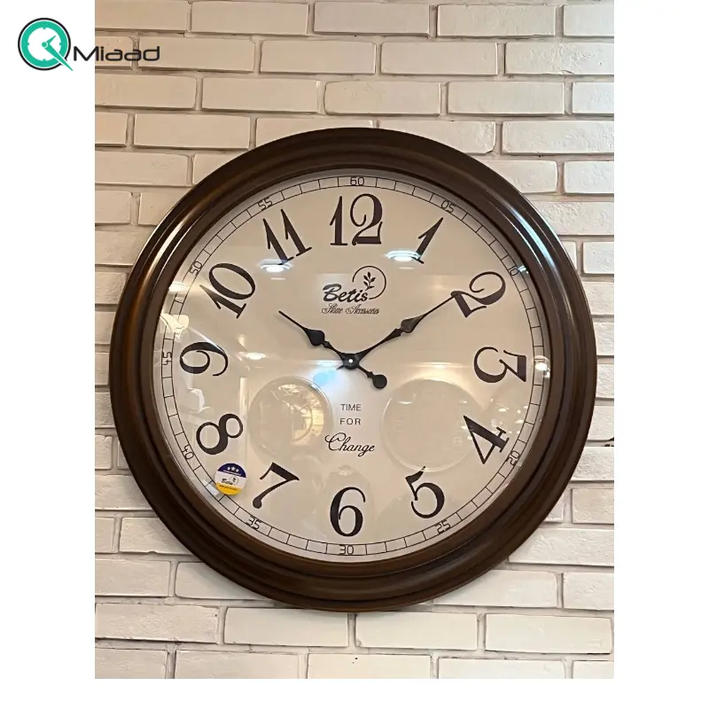 ساعت دیواری چوبی بتیس مدل 8025، ساعت دیواری تمام چوب سنگین سایز 80 موتور تایوانی با صفحه زیبا و خوانا و اعداد برجسته لاتین، رنگ فندوقی ساعت دیواری