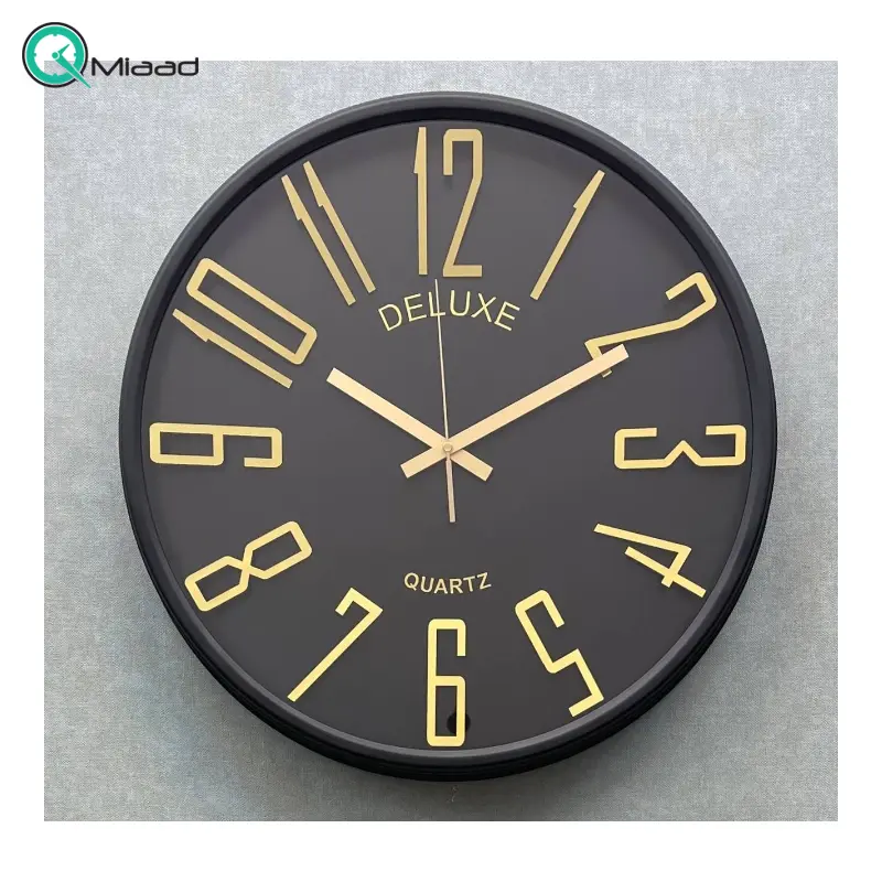 ساعت دیواری دلوکس کد 702، ساعت دیواری مدرن با طراحی مینیمال و دارای رنگ بندی، سایز 51 سانتی متر، رنگ طلایی ساعت