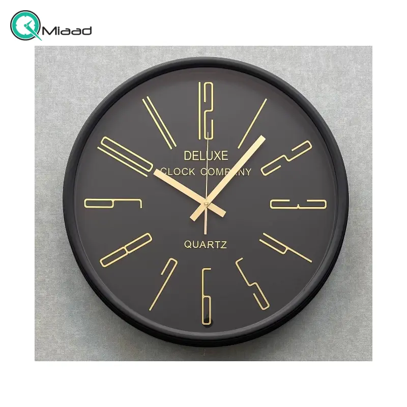 ساعت دیواری دلوکس کد 708، ساعت دیواری مدرن با طراحی مینیمال و دارای رنگ بندی، سایز 51 سانتی متر، رنگ طلایی ساعت