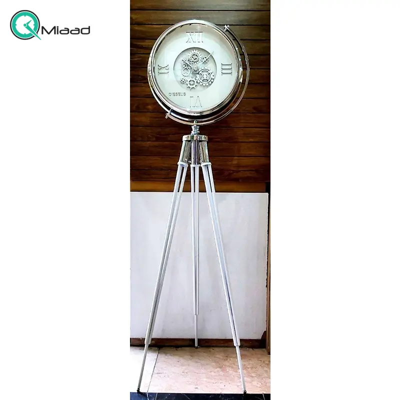ساعت ایستاده تمام فلزی دیزل S، ساعت ایستاده و سالنی با سه پایه مخصوص، ارتفاع 170 سانتی متر، دارای رنگ بندی و چرخ دنده هایی روی صفحه ساعت، متریال فلز، موتور آرامگرد تایوانی، رنگ سفید سیلور ساعت ایستاده