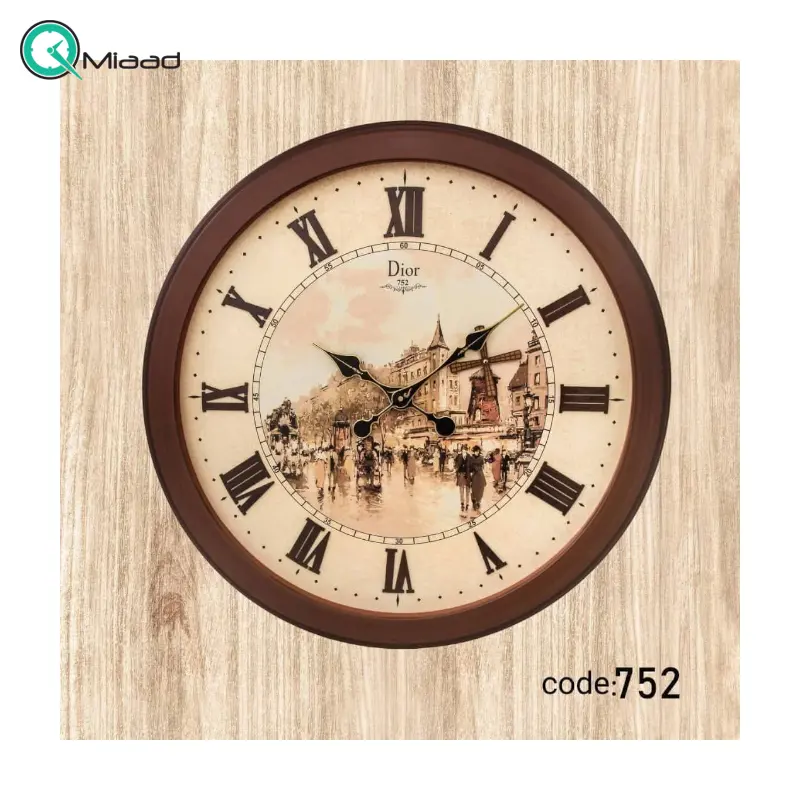 ساعت دیواری دیور مدل 752، ساعت دیواری سایز 75، ساعت دیواری کلاسیک با اعداد رومی، طراحی شده به صورت نوستالژی با طرح زیبا روی صفحه ساعت دیواری