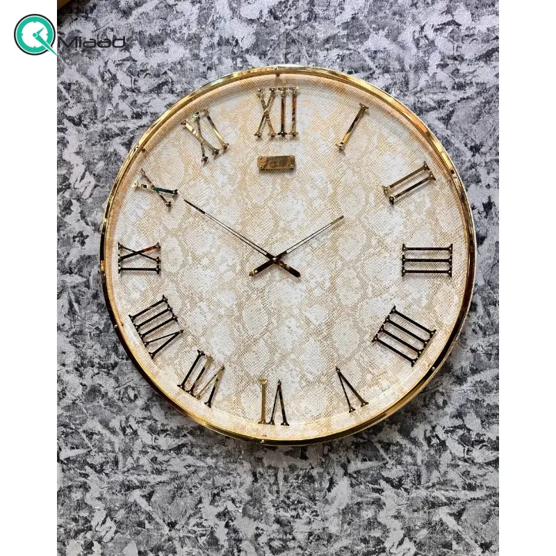 ساعت دیواری دیاکو مدرن، ساعت دیواری با متریال تمام فلز و صفحه چرمی، دارای اعداد با فونت رومی و برجسته، سایز 60، آبکاری فورتیک رنگ طلایی کرم ساعت دیواری