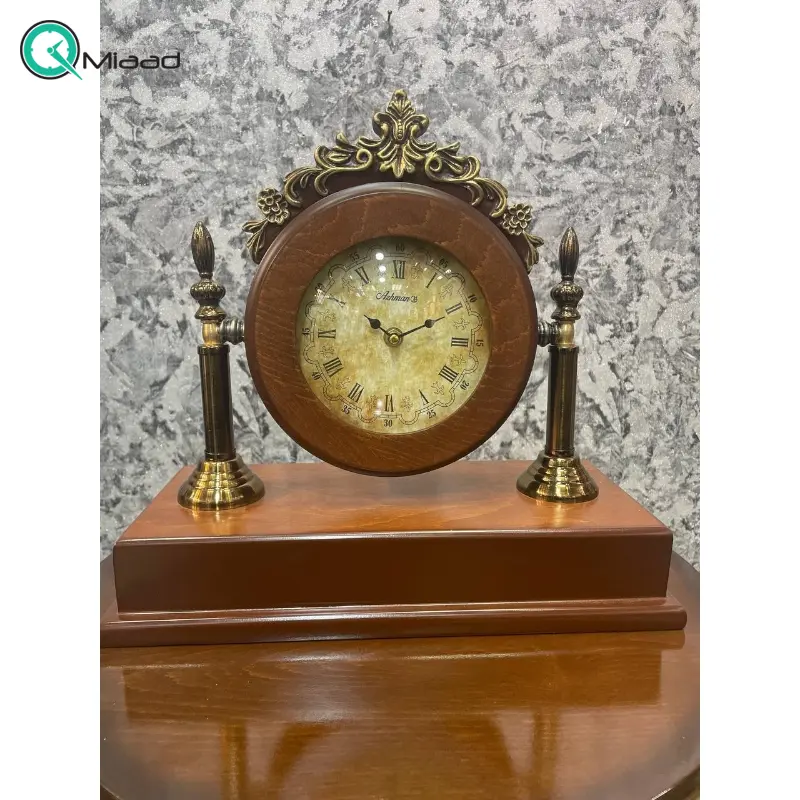 ساعت رومیزی مدل 2 ستون، ساعت رومیزی با متریال چوب و فلز، دارای تنوع رنگ بندی و رنگ آبکاری مات، اعداد رومی در صفحه ساعت، ترکیب رنگ قهوه ای ساعت رومیزی