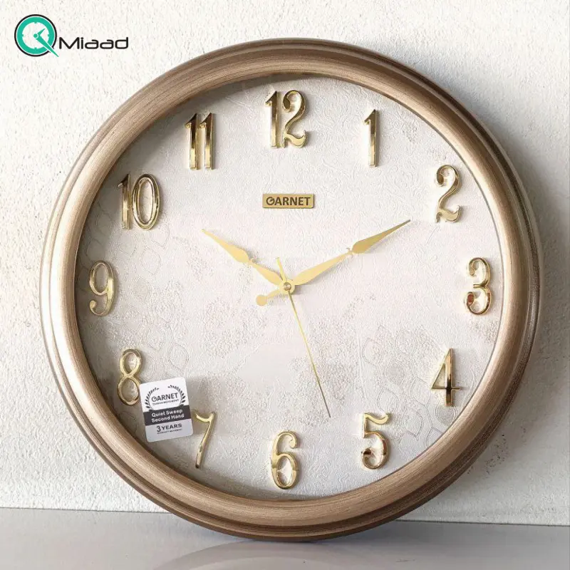 ساعت دیواری مدل گارنت کد 4031، ساعت دیواری مدرن با طراحی مینیمال و متریال پلاستیک، صفحه کاغذ دیواری، اعداد برجسته استیل طلایی، موتور تایوانی با 5 سال ضمانت گارنت ساعت