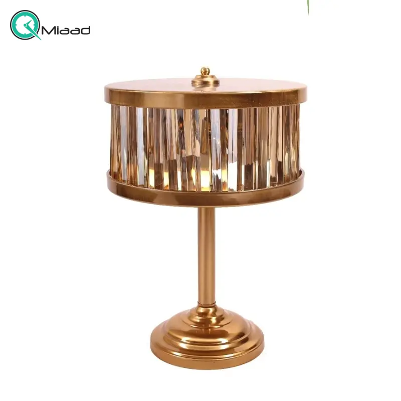 آباژور رومیزی مدل 248، آباژور ایستاده با پایه آهنی، متریال فلزی صفحه بالا آباژور، دارای 3 سرپیچ شمعی E14، دارای 40 کریستال، قابلیت سفارش با آویز و بدون آویز، رنگ طلایی آباژور رومیزی