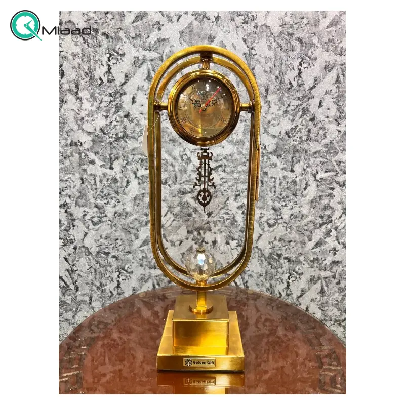 ساعت رومیزی مدل 1410، ساعت رومیزی تمام فلزی بسیار زیبا و مدرن، دکوری و بسیار زیبا، رنگ طلایی کل جزییات ساعت ساعت رومیزی