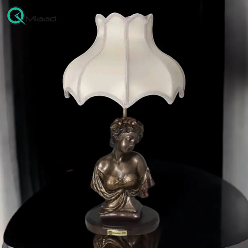 آباژور رومیزی مدل یاسمین کد 224، آباژور رومیزی با طرح نیم تنه، متریال طلق و پارچه شید آباژور، دارای 1 سرپیچ ،طراحی دست ساز پایه آباژور، فوق العاده با کیفیت  آباژور