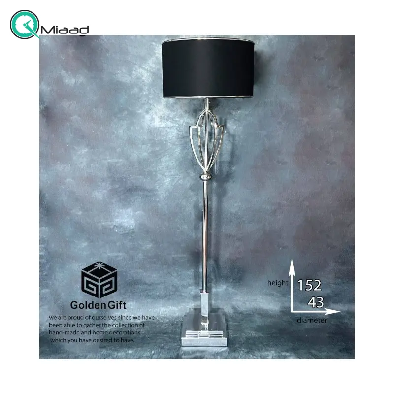 آباژور ایستاده مدل 532، آباژور ایستاده با پایه فلزی، متریال طلق و پارچه شید آباژور، دارای 1 سرپیچ ، آبکاری فورتیک بدنه و پایه آباژور، فوق العاده با کیفیت، رنگ نقره ای شید مشکی آباژور رومیزی