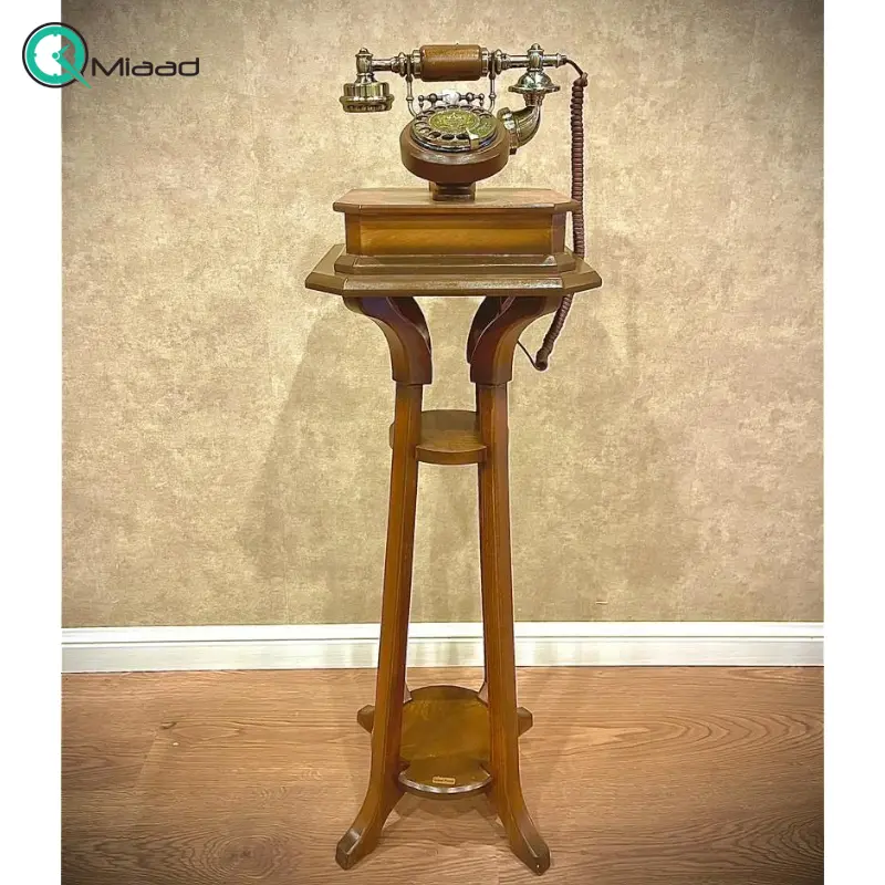 تلفن پایه دار چوبی گرندفون Grand Phone مدل 2030، تلفن ایستاده کلاسیک با شماره گیر چرخشی، دارای دو فضا برای قرار دادن وسایل تزیینی کوچک تلفن ایستاده