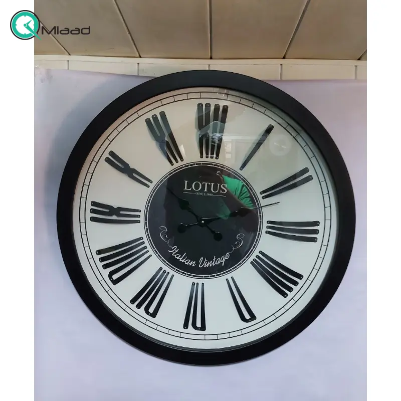 ساعت دیواری چوبی لوتوس مدل 7730، ساعت دیواری سایز 80 با اعداد فلزی و برجسته رومی، دارای موتور آرامگرد، رنگ سفید ساعت دیواری