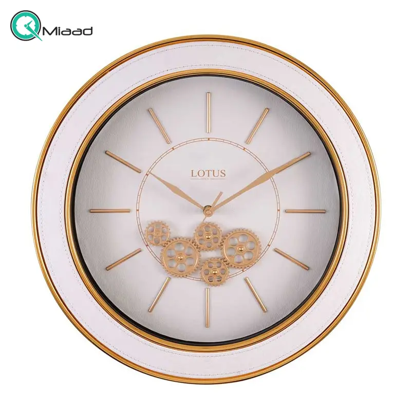 ساعت دیواری چرخ دنده ای لوتوس، چرخ دنده های روی صفحه ساعت، رنگ سفید، متریال چرم و فلز، عقربه و جزییات مینیمال و مدرن، فریم فلزی با آبکاری طلایی، مدل 300301 ساعت دیواری
