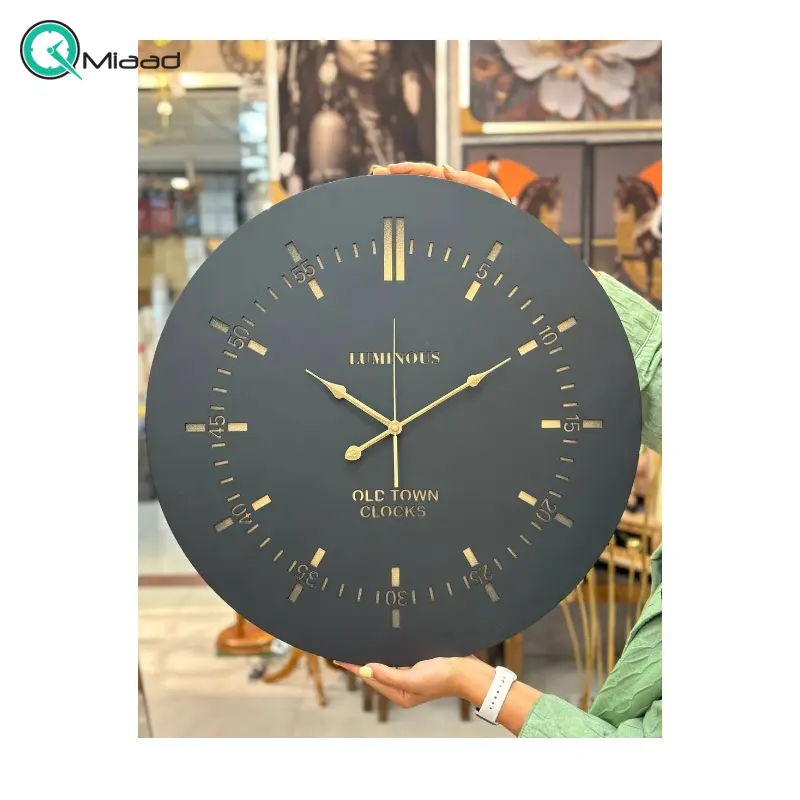 ساعت دیواری لومی Luminous مدل 1225، ساعت دیواری گرد ام دی اف سایز 60 و موتور آرامگرد، ساعت دیواری با صفحه مینیمال و جذاب، رنگ مشکی طلایی ساعت