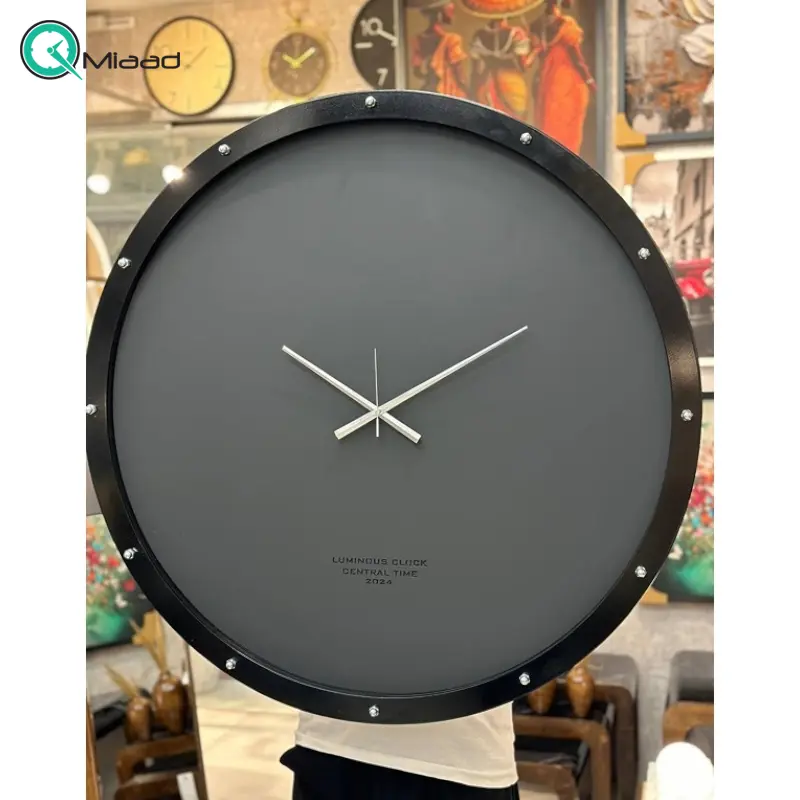 ساعت دیواری لومی Luminous مدل 3180، ساعت دیواری گرد ام دی اف سایز 90 و موتور آرامگرد، ساعت دیواری با صفحه مینیمال و جذاب، رنگ مشکی ساعت