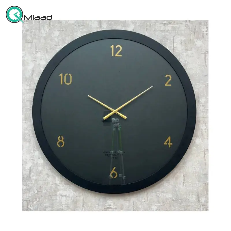 ساعت دیواری لومی Luminous مدل 3280، ساعت دیواری گرد ام دی اف شیشه دار سایز 90 و موتور آرامگرد، ساعت دیواری با صفحه مینیمال و جذاب، رنگ مشکی طلایی ساعت