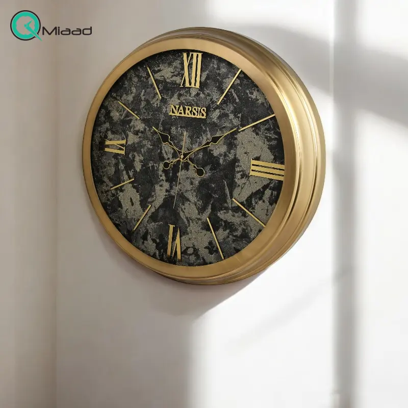 ساعت دیواری فلزی نارسیس مدل 002، ساعت دیواری سایز 60 با فونت رومی و خوانا اعداد، ساعت دیواری شیک و متفاوت آبکاری شده با فریم فلزی، رنگ طلایی مشکی ساعت دیواری