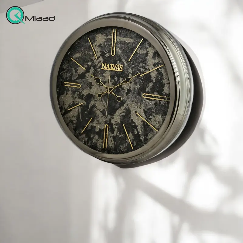 ساعت دیواری فلزی نارسیس مدل 005، ساعت دیواری سایز 60 با فونت رومی و خوانا اعداد، ساعت دیواری شیک و متفاوت آبکاری شده با فریم فلزی، رنگ تیتانیوم طلایی ساعت دیواری