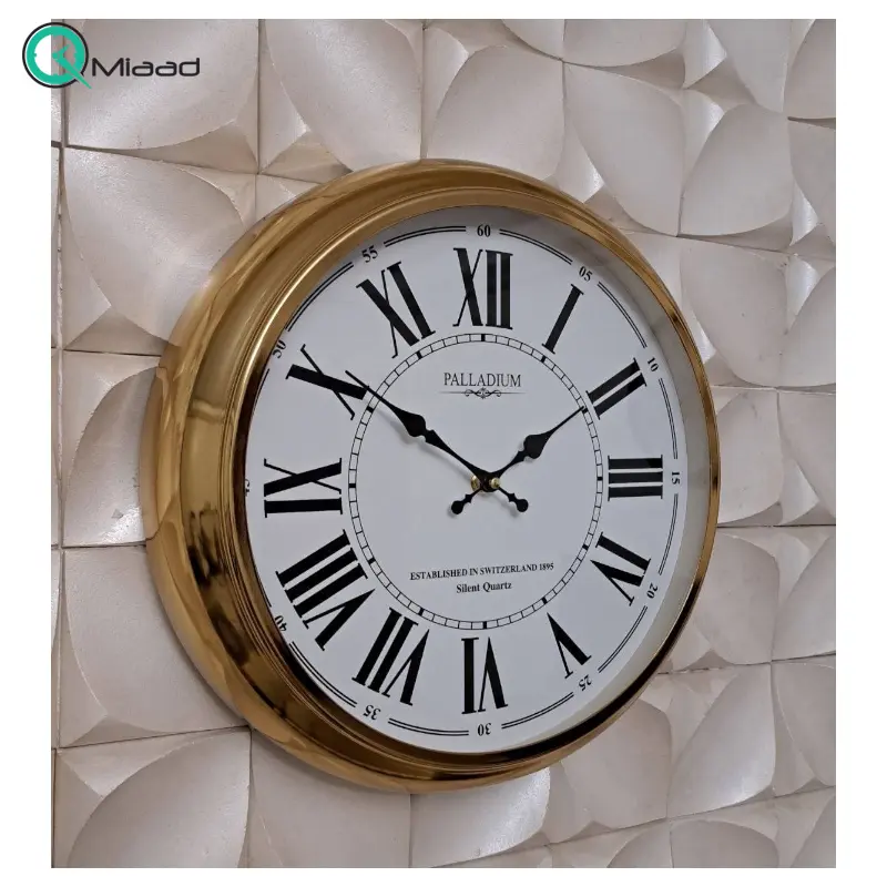 ساعت دیواری فلزی پالادیوم مدل 105، ساعت دیواری سایز 35 با فونت جذاب و خوانا اعداد رومی، ساعت دیواری شیک و متفاوت آبکاری شده با فریم فلزی به رنگ طلایی اعداد رومی ساعت دیواری