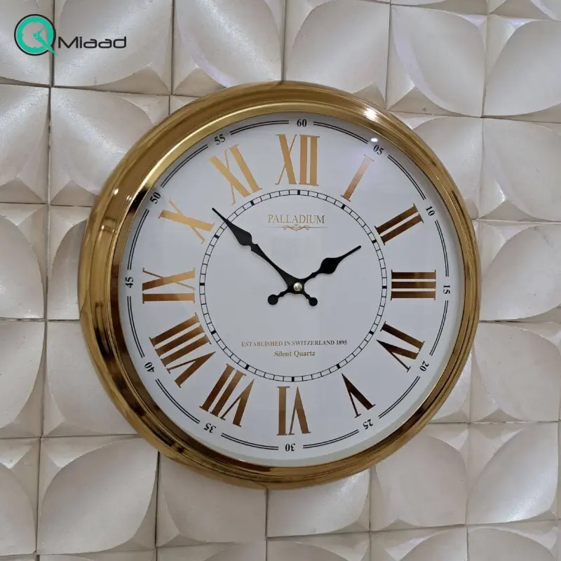 ساعت دیواری فلزی پالادیوم مدل 105، ساعت دیواری سایز 35 با فونت جذاب و خوانا اعداد رومی، ساعت دیواری شیک و متفاوت آبکاری شده با فریم فلزی به رنگ طلایی اعداد و قاب ساعت دیواری