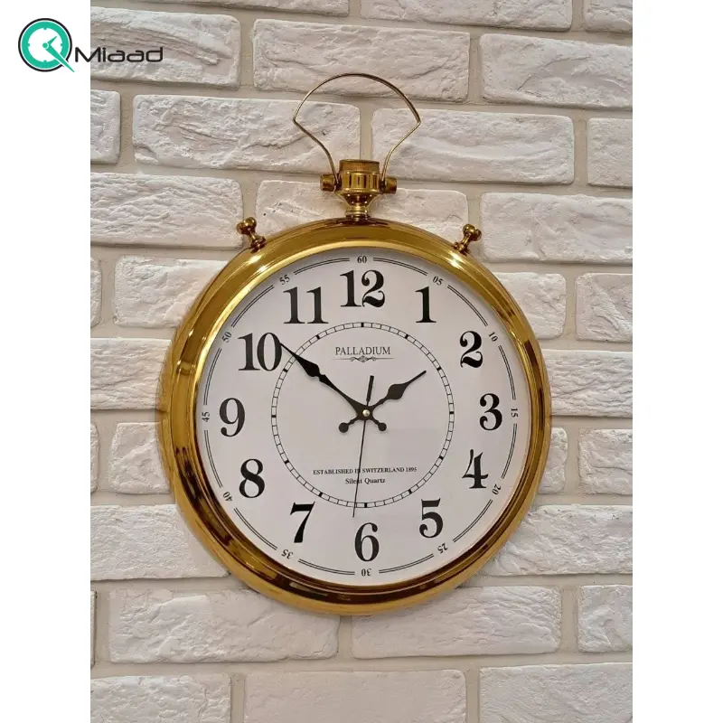 ساعت دیواری فلزی پالادیوم مدل 105+، ساعت دیواری سایز 35 با فونت جذاب و خوانا اعداد لاتین، ساعت دیواری به سبک ساعت جیبی با فریم فلزی به رنگ طلایی اعداد لاتین ساعت دیواری
