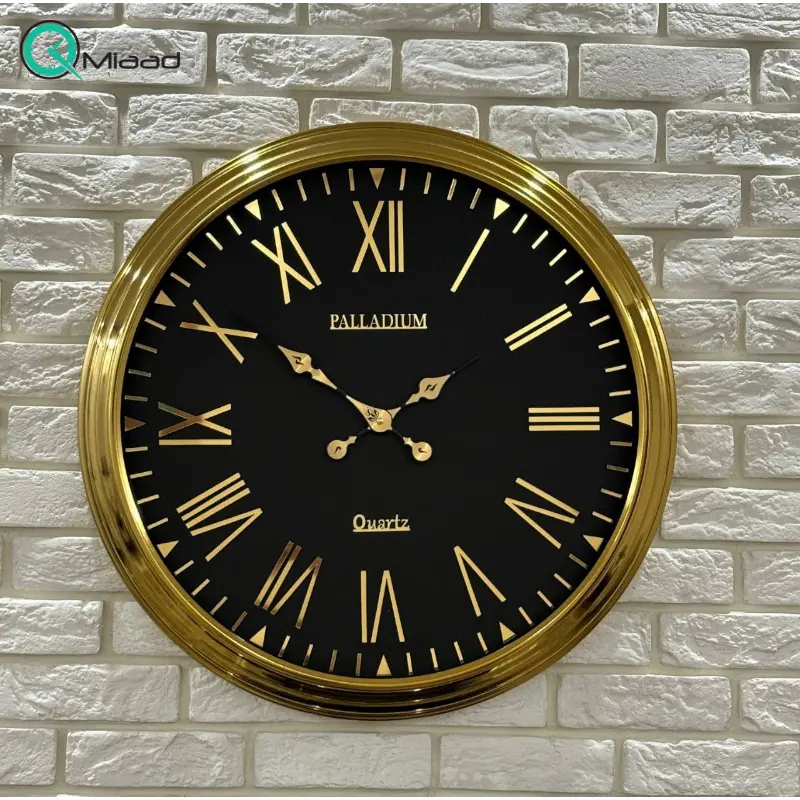 ساعت دیواری فلزی پالادیوم مدل 502، ساعت دیواری سایز 70 با فونت ساده و خوانا اعداد رومی، ساعت دیواری شیک و متفاوت آبکاری شده با فریم فلزی، رنگ طلایی مشکی ساعت دیواری