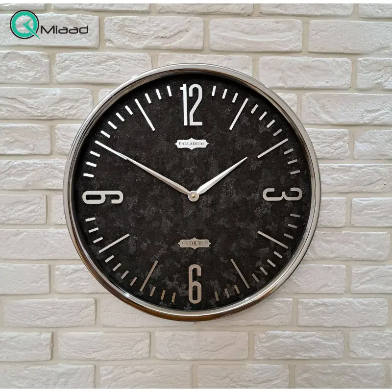 ساعت دیواری فلزی پالادیوم مدل x100، ساعت دیواری سایز 55 با فونت جذاب و خوانا اعداد لاتین، ساعت دیواری شیک و متفاوت آبکاری شده با فریم فلزی، رنگ سیلور مشکی ساعت دیواری