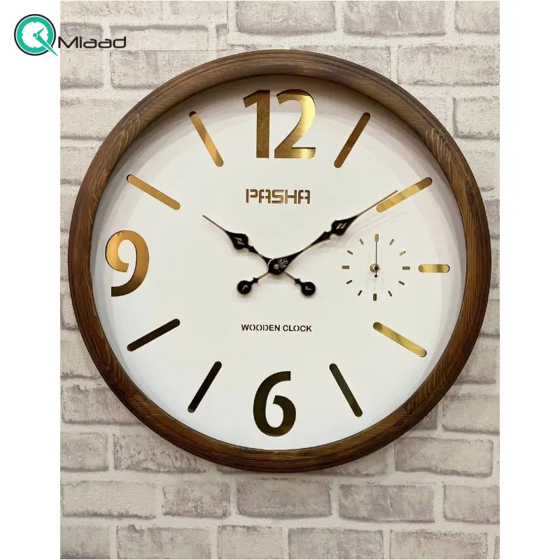 ساعت دیواری پاشا مدل 655، ساعت دیواری با متریال چوب طبیعی نراد روسی، جزییات مدرن و ساده با موتور ثانیه شمار مستقل، موتور ساخت تایوان و اعداد بزرگ لاتین، قهوه ای صفحه سفید، سایز 67 ساعت
