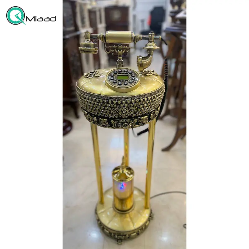 تلفن ایستاده و پایه دار مدل 210، تلفن ایستاده رایکا، دارای طراحی شکیل و جذاب، به همراه یک لامپ سه بعدی، با شماره گیر دکمهای، وضوح صدای عالی، رنگ برنزی تلفن ایستاده