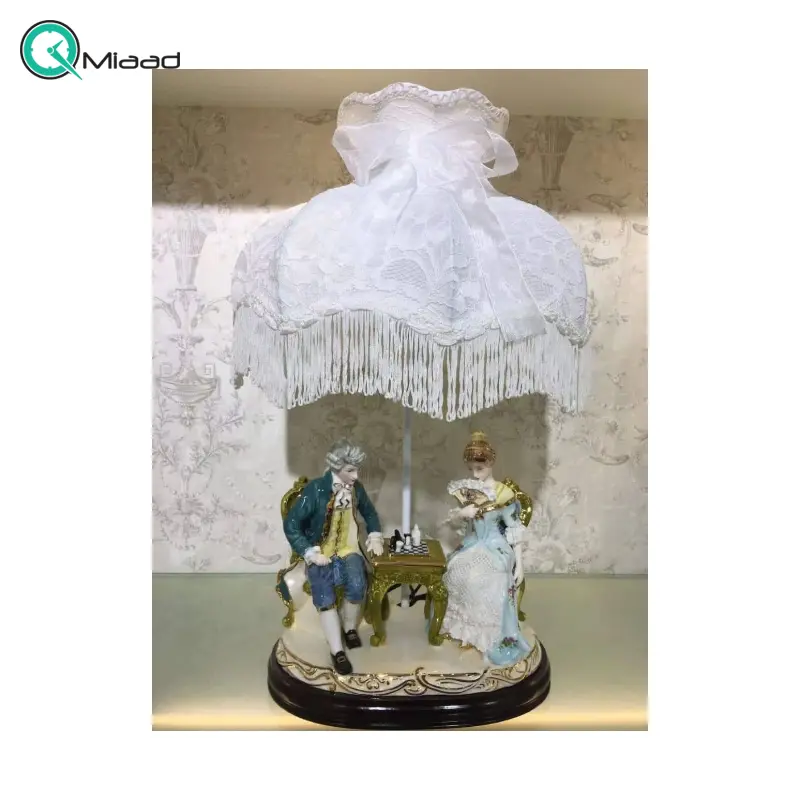 آباژور رومیزی سلطنتی مدل 11800، چراغ رومیزی چینی دست ساز طرح قدیمی به سبک سلطنتی اروپایی برای دکوراسیون منزل، طرح زوج و شطرنج آباژور