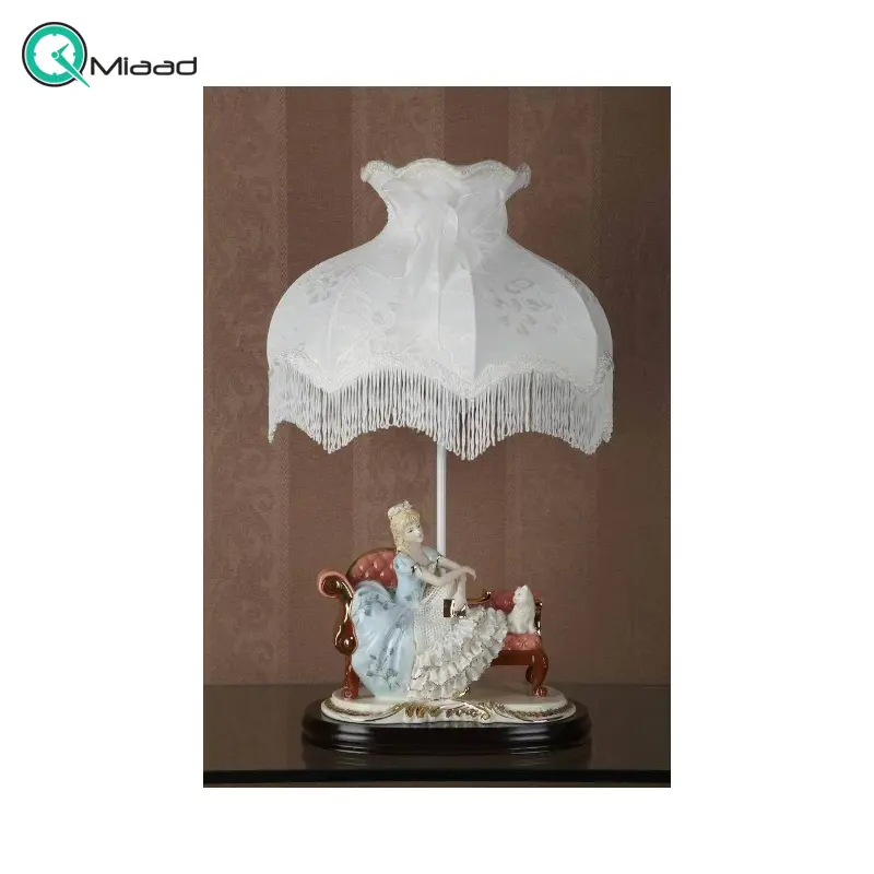 آباژور رومیزی سلطنتی مدل 11800، چراغ رومیزی چینی دست ساز طرح قدیمی به سبک سلطنتی اروپایی و دوره رنسانس برای دکوراسیون منزل، طرح دختر نشسته و گربه آباژور