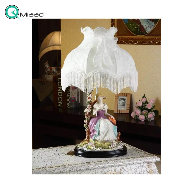 آباژور رومیزی سلطنتی مدل 11800، چراغ رومیزی چینی دست ساز طرح قدیمی به سبک سلطنتی اروپایی و دوره رنسانس برای دکوراسیون منزل، طرح دختر نشسته و کلاه آباژور