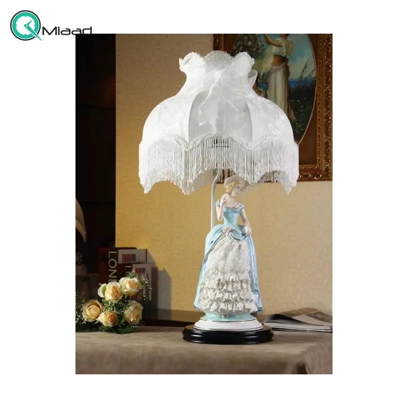 آباژور رومیزی سلطنتی مدل 11800، چراغ رومیزی چینی دست ساز طرح قدیمی به سبک سلطنتی اروپایی و دوره رنسانس برای دکوراسیون منزل، طرح دختر ایستاده آباژور