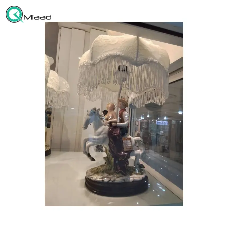 آباژور رومیزی سلطنتی مدل 11800، چراغ رومیزی چینی دست ساز طرح قدیمی به سبک سلطنتی اروپایی برای دکوراسیون منزل، طرح زوج اسب سوار آباژور